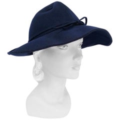 Fedora de ala ancha azul marino 1930 con detalle de cordones