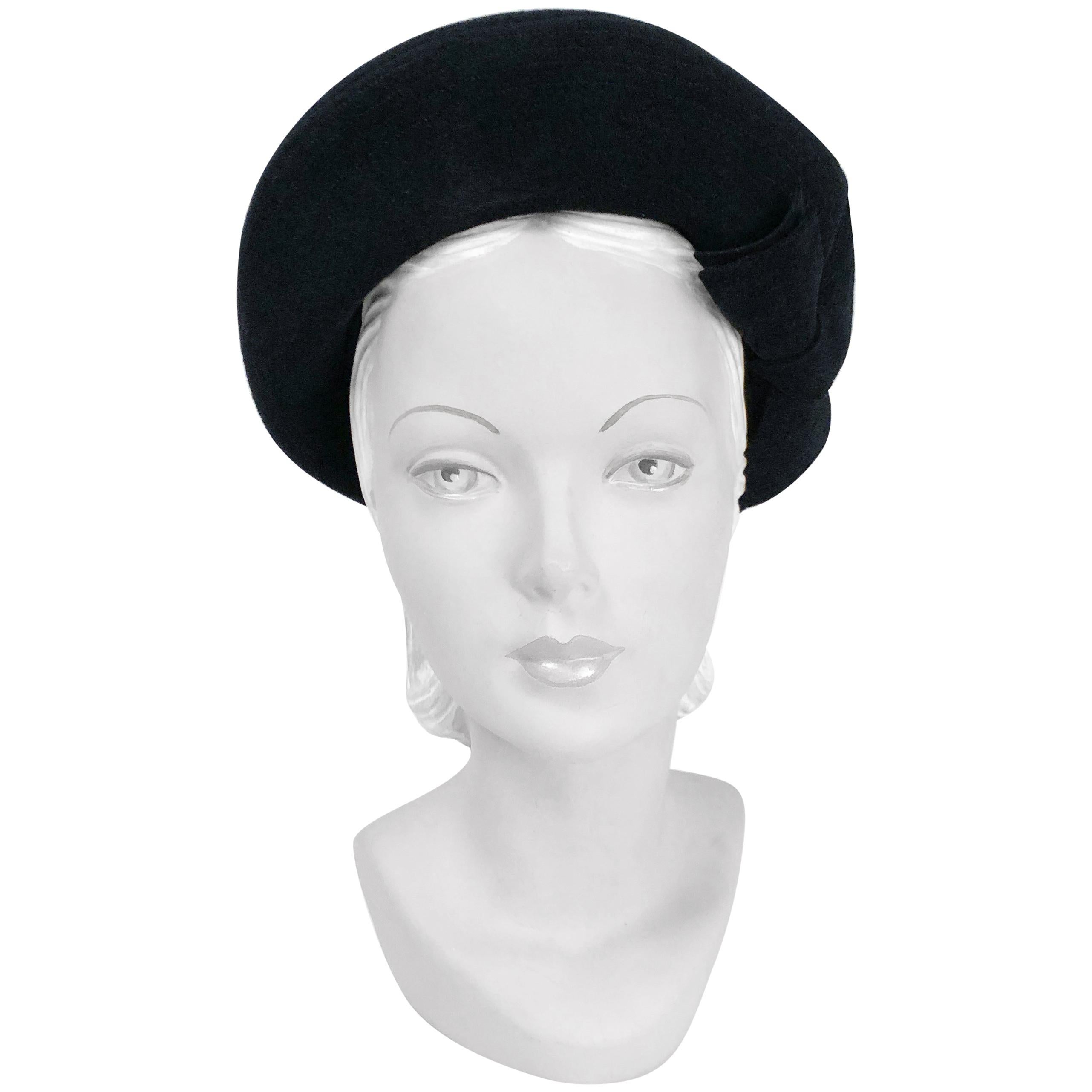 1940s Black Felt Hat with Double Bow and Top Stitch Pattern For Sale