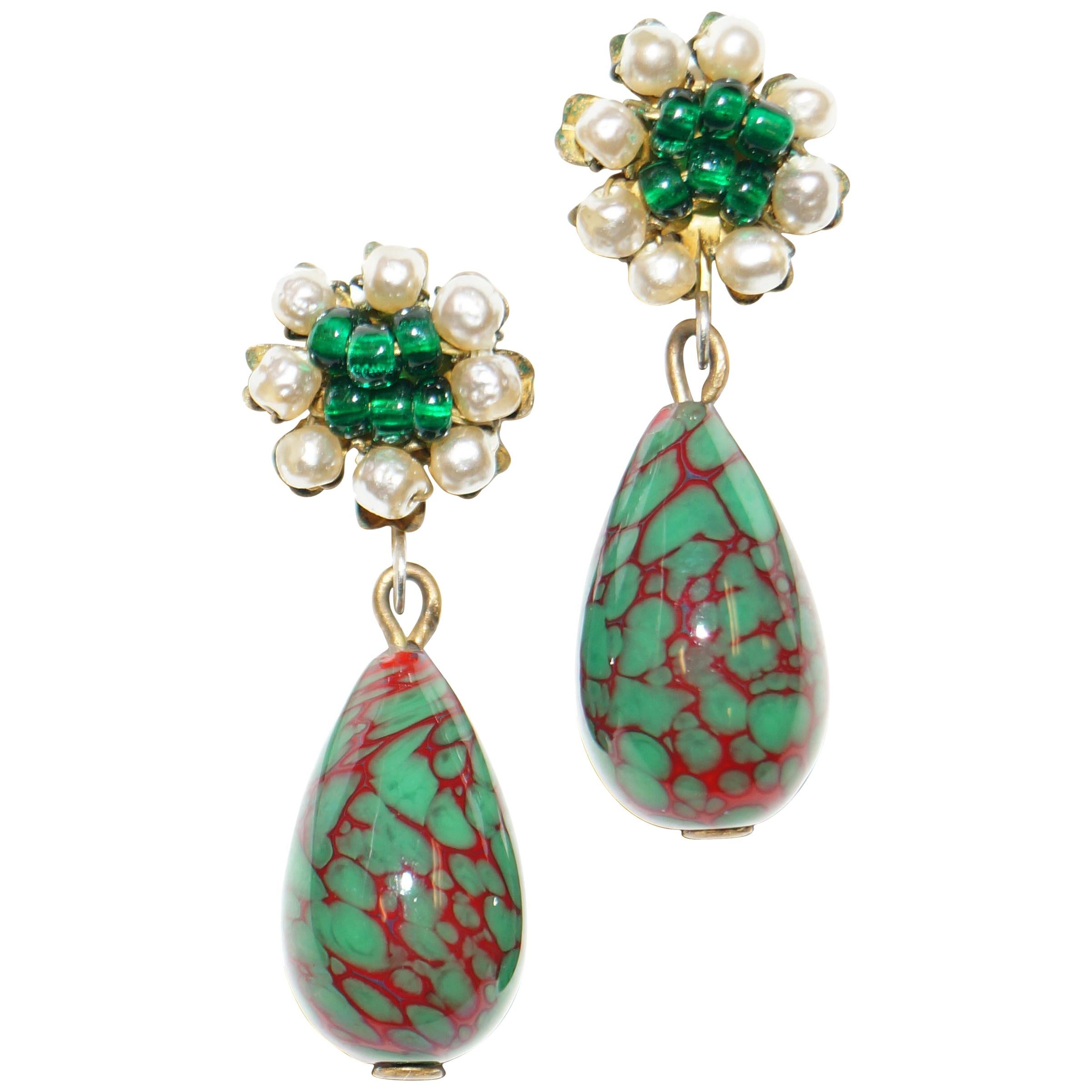 1950er Miriam Haskell Ohrringe aus grünem und rotem gegossenem Glas und Perlen