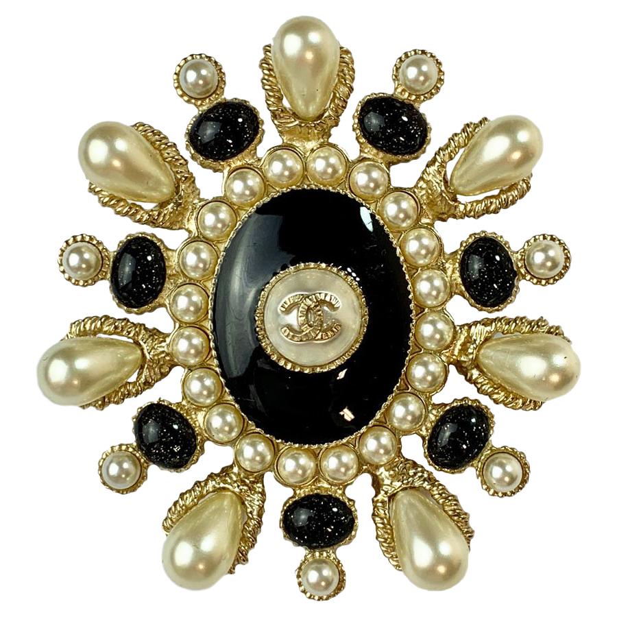 CHANEL CC brooch in pale gold metal and pearls - VALOIS VINTAGE PARIS