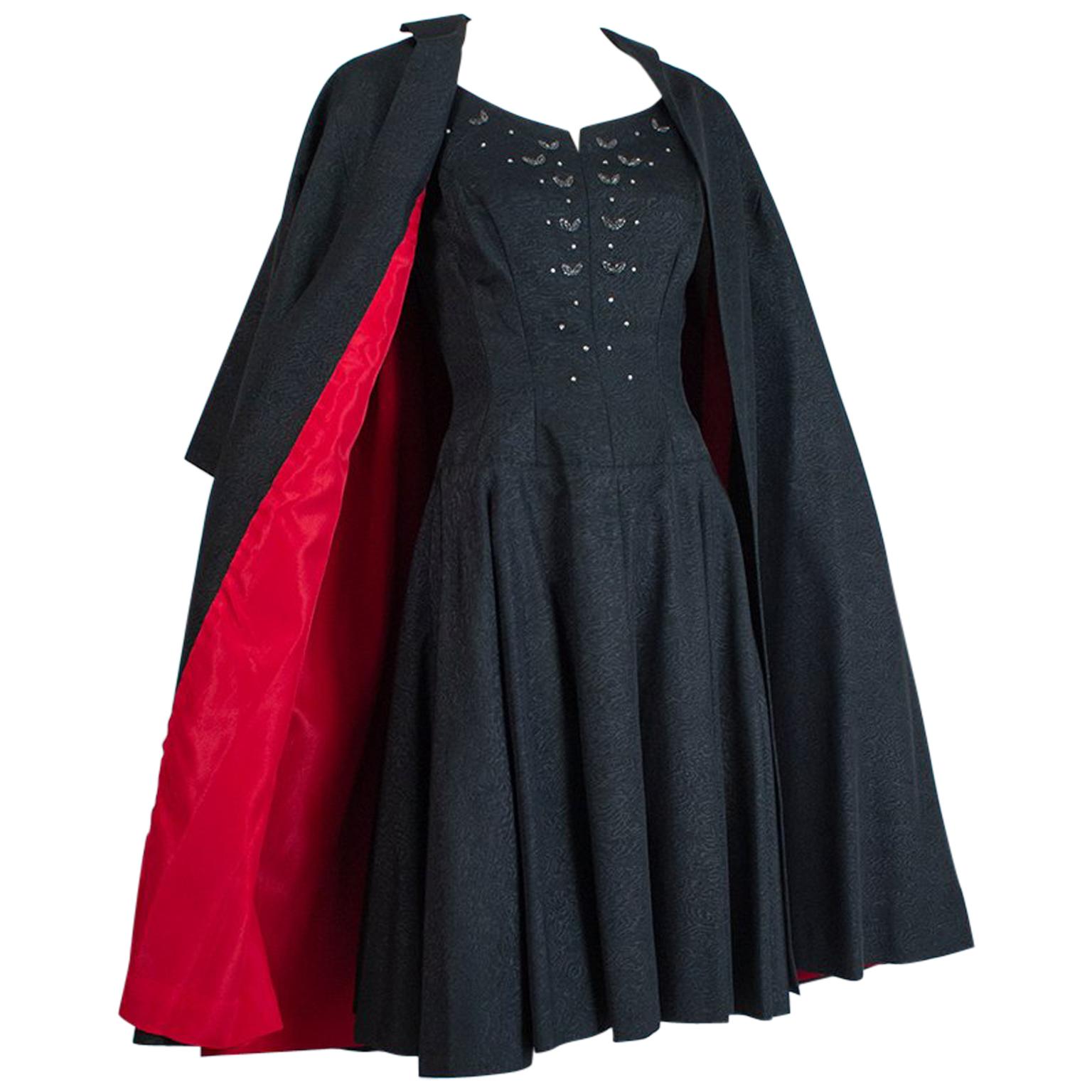 Ensemble robe de thé en soie noire moirée et ornée de bijoux et manteau d'opéra doublé de rouge - XS, années 1950 en vente