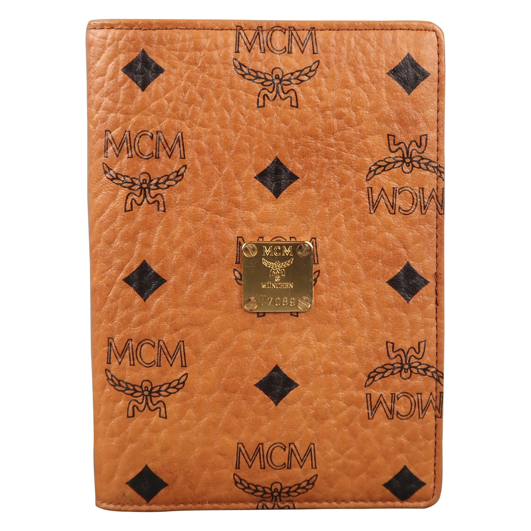 Monogram leather passport holder tan grain – Totême
