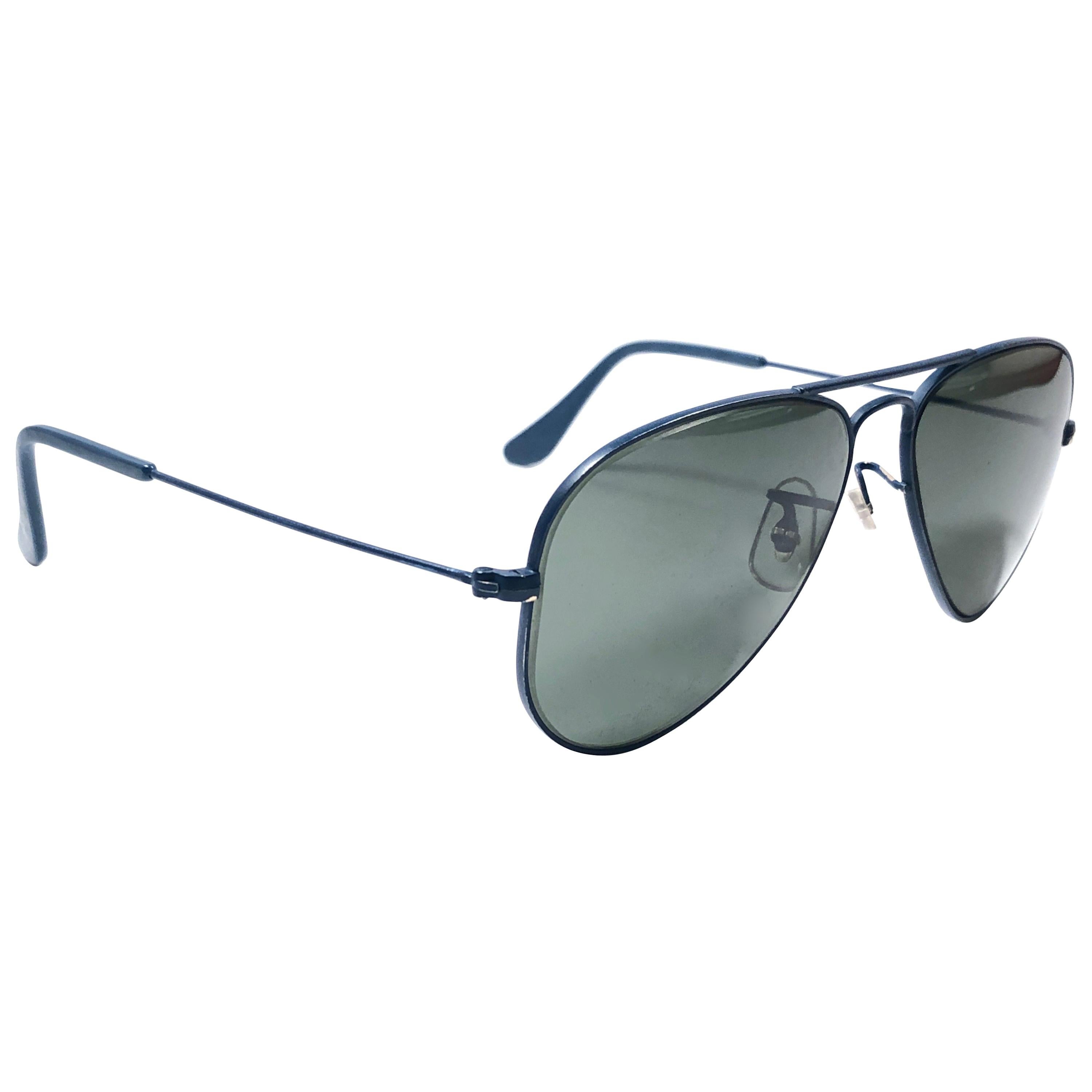 Vier Overtekenen temperen Mint Vintage Ray Ban Aviator 52Mm Blue Grey Lenses Kids Edition B&L  Sunglasses For Sale at 1stDibs