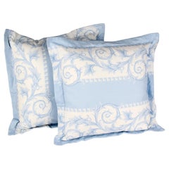 Set von zwei VERSACE-Blau-WEISSEN BAROCCO-PRINT-PILOWS