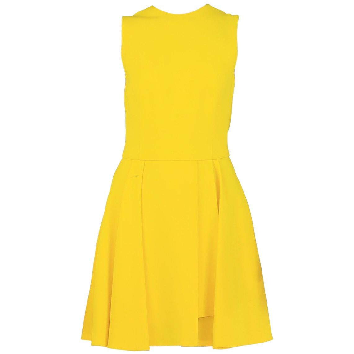 F/W 2015 Look #10 Versace Gelbes ärmelloses Kleid mit plissiertem Rock im Angebot