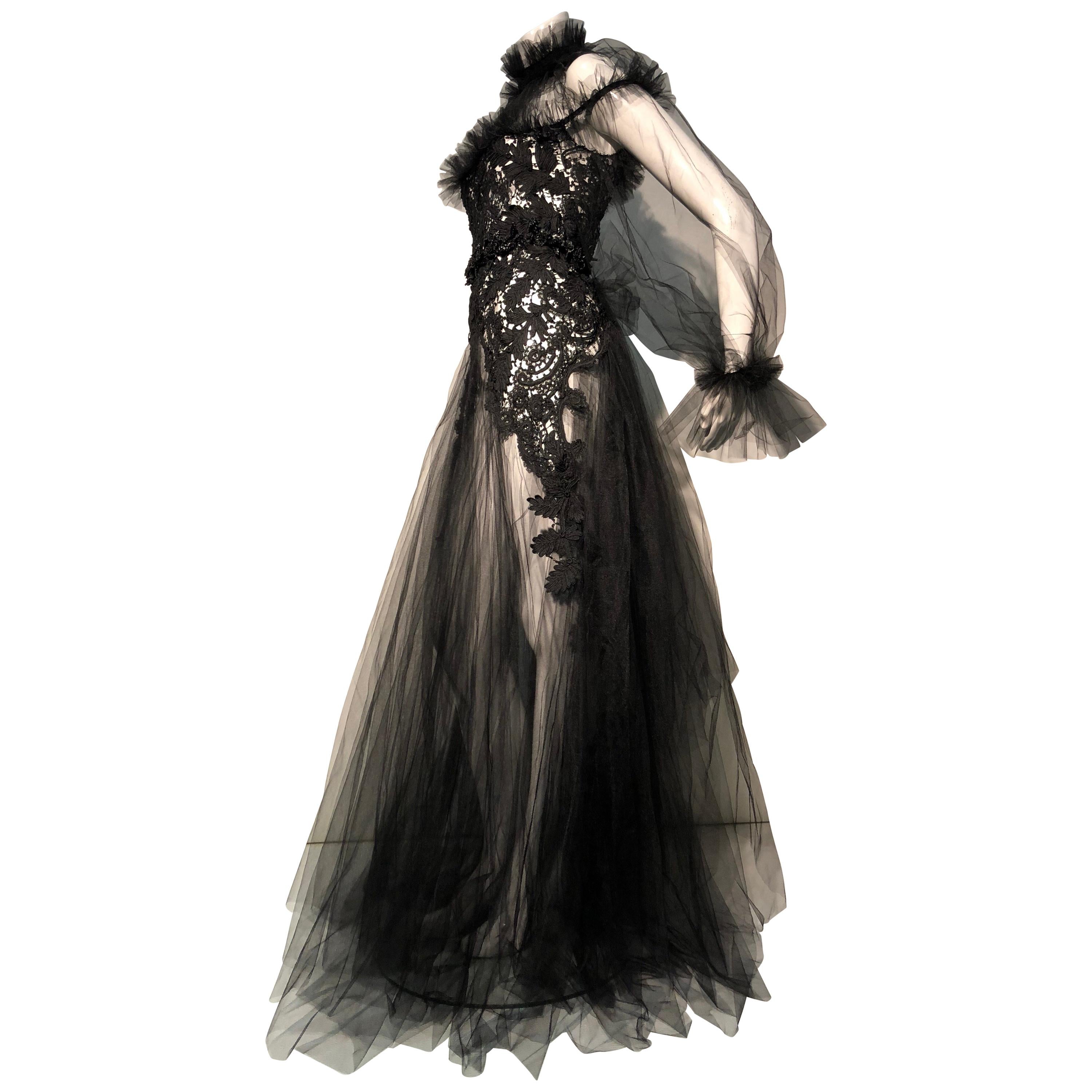 Créations Torso - Robe gothique victorienne à col haut en dentelle noire et tulle noir avec ceinture en vente