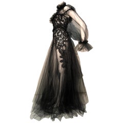 Créations Torso - Robe gothique victorienne à col haut en dentelle noire et tulle noir avec ceinture