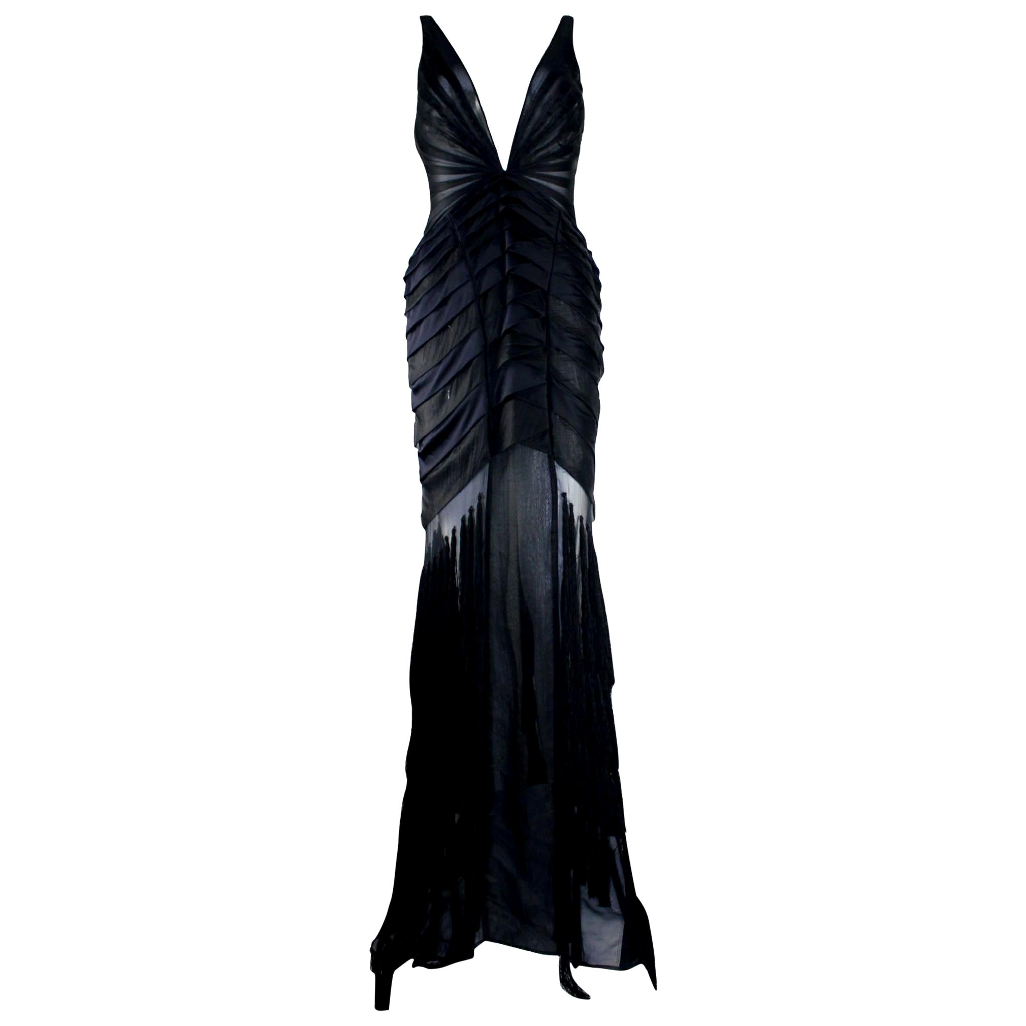 Berühmtes Gucci by Tom Ford FW 2004 Schwarzes Abendkleid aus Seide und Quasten