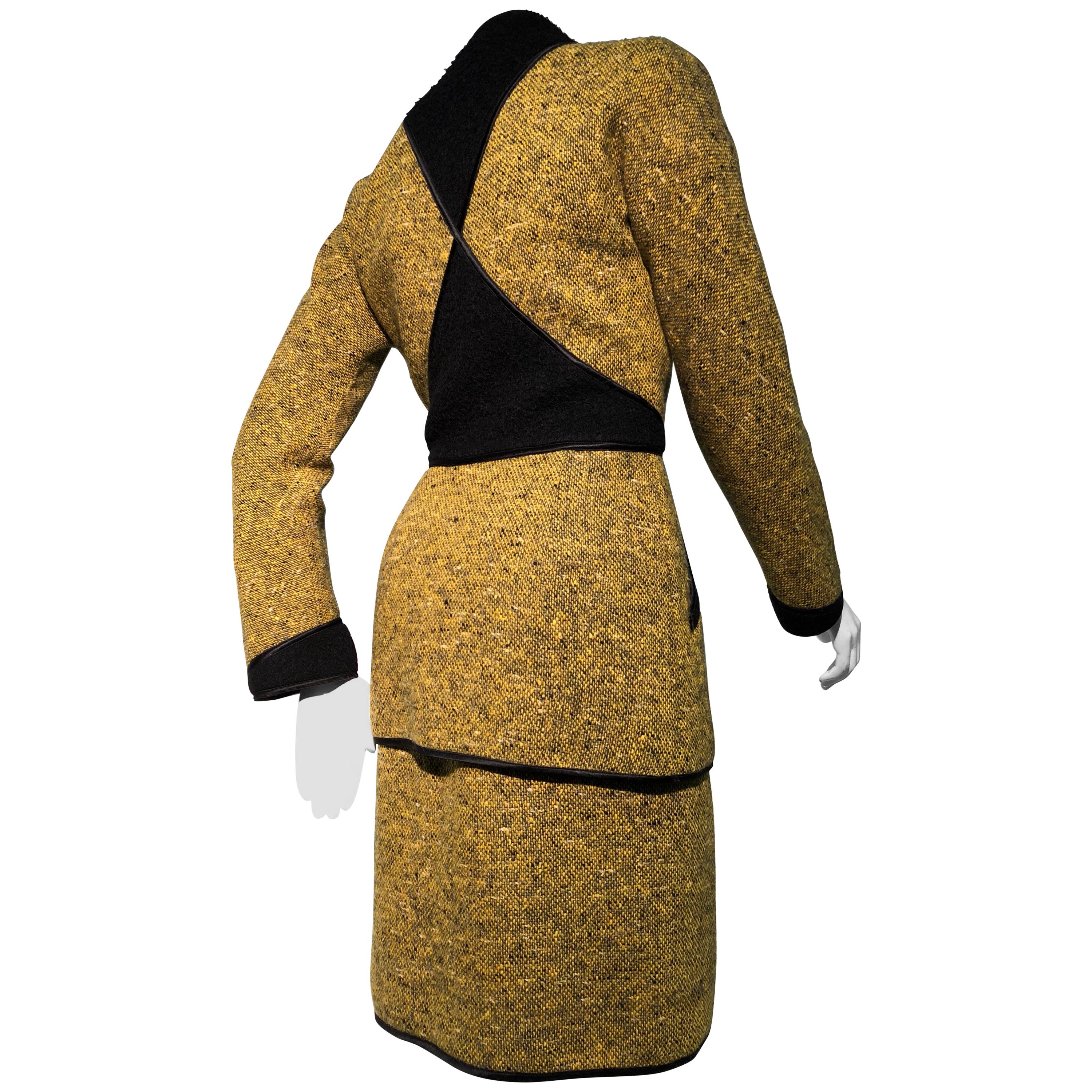 1990er Jahre Geoffrey Beene Goldenrod & Schwarzes 2-teiliges Tweed-Kleid und Jacke aus Wolle  im Angebot