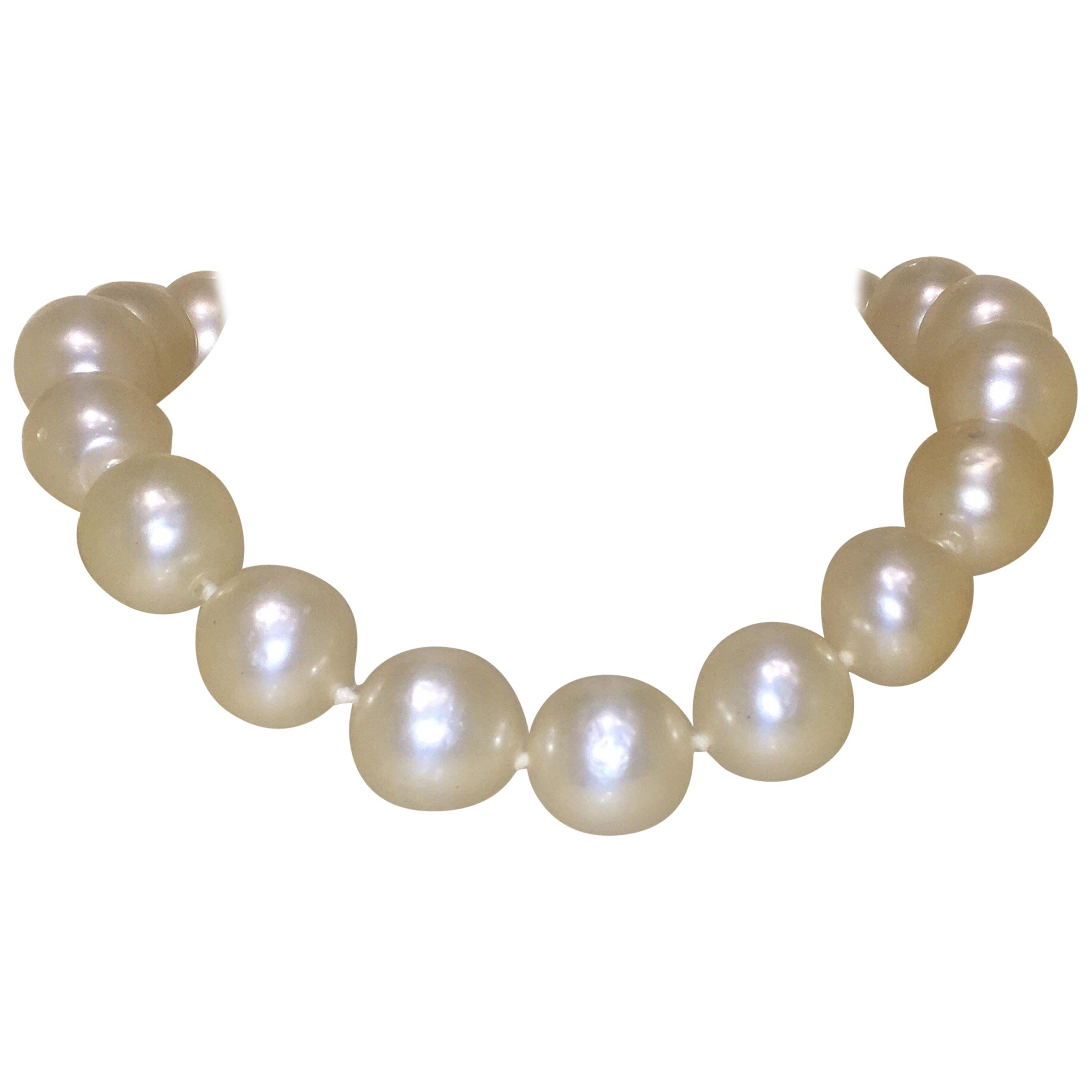 Vintage Chanel Chunky Pearl Necklace For Sale
