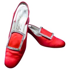 Un par icónico y coleccionable de zapatos de tacón de satén rojos de Roger Vivier circa 1970