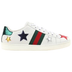 GUCCI Resort 2017 "Ace" Baskets basses en cuir blanc métallisé avec étoile