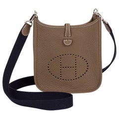 Neu in Box Hermes Mini Evelyne Etoupe Blau Tasche
