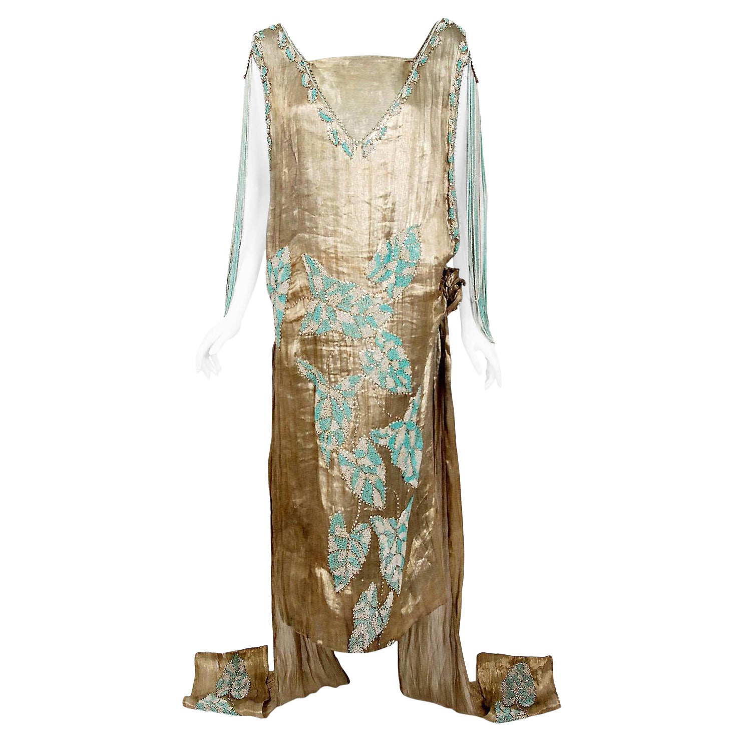 Robe de flapper à traîne en lamé d'or métallisé de la Couture française des années 1920, ornée de perles et de motifs de feuilles en vente