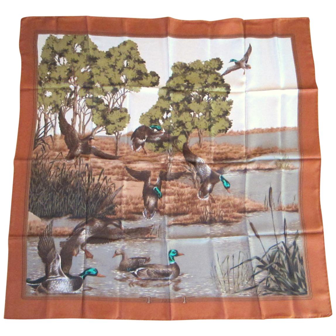 Gucci Seidenschal Mallard Entensee-Szene Neu, nie getragen 1990er Jahre im Angebot