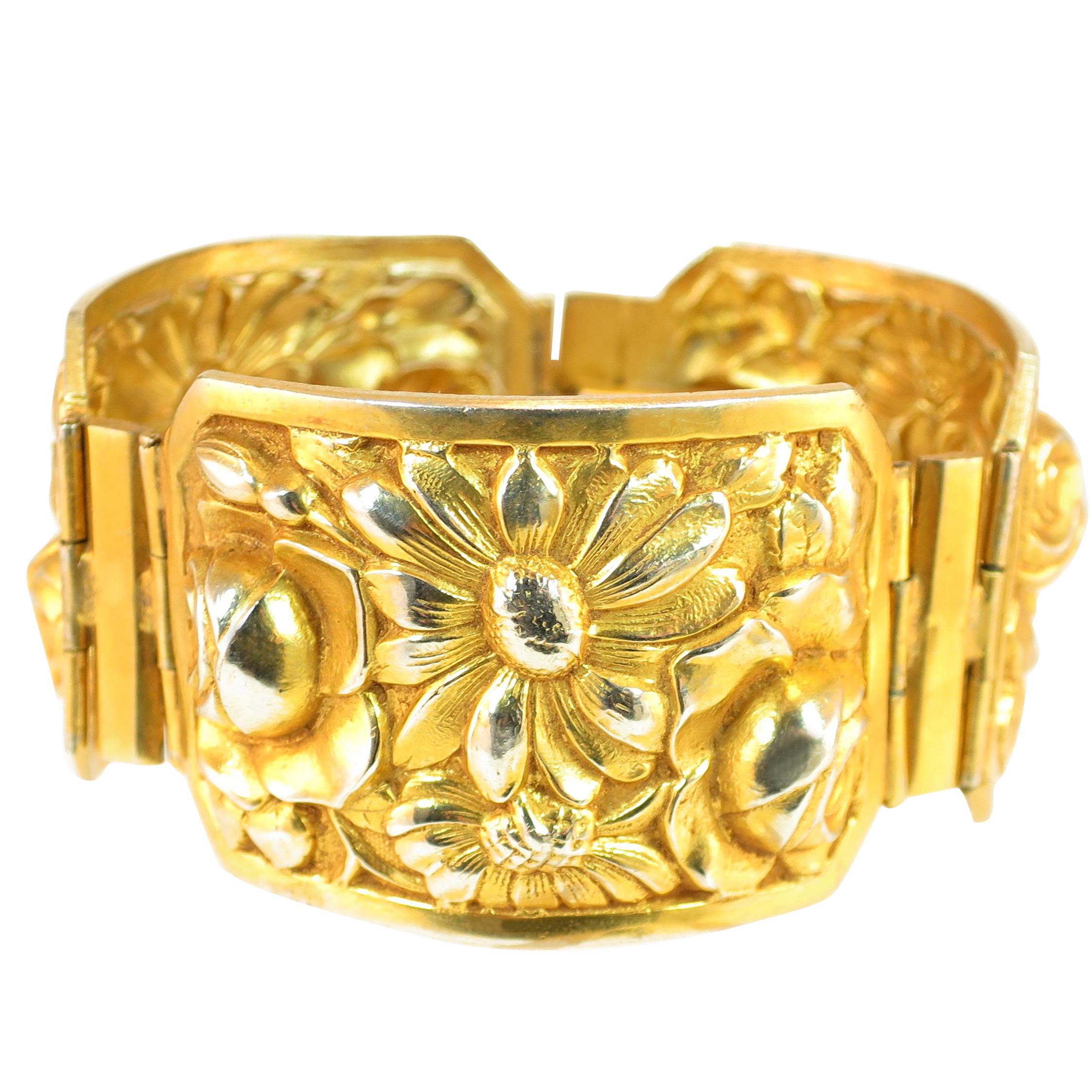 French Art Deco Gilded Floral Repousse Hinged Bracelet, 1920s im Angebot