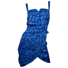Costume National - Mini robe asymétrique en soie bleue à imprimé abstrait, taille 38, années 2000
