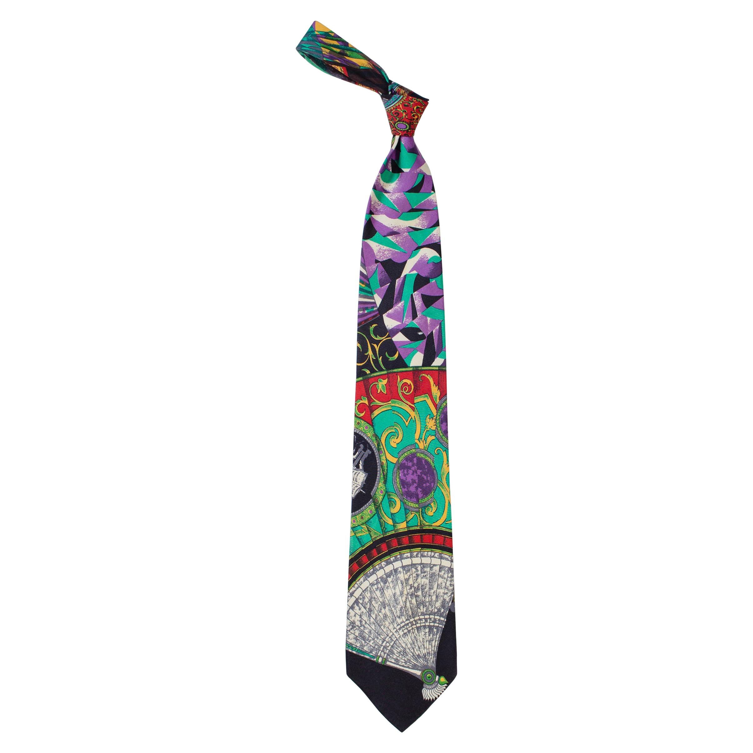 GIANNI VERSACE Cravate en soie imprimée éventail Art Déco pour hommes des années 1990 en vente