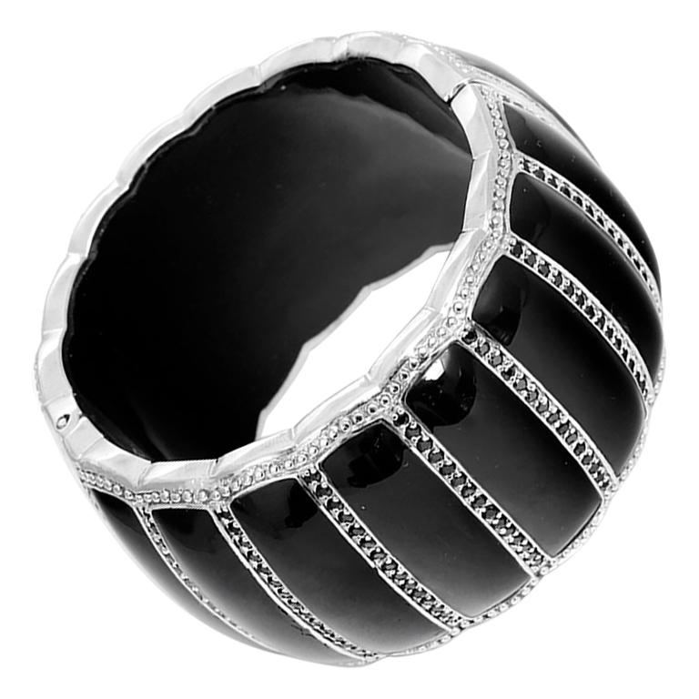 Miriam Salat - Bracelet manchette en résine noire festonnée et topaze noire en vente