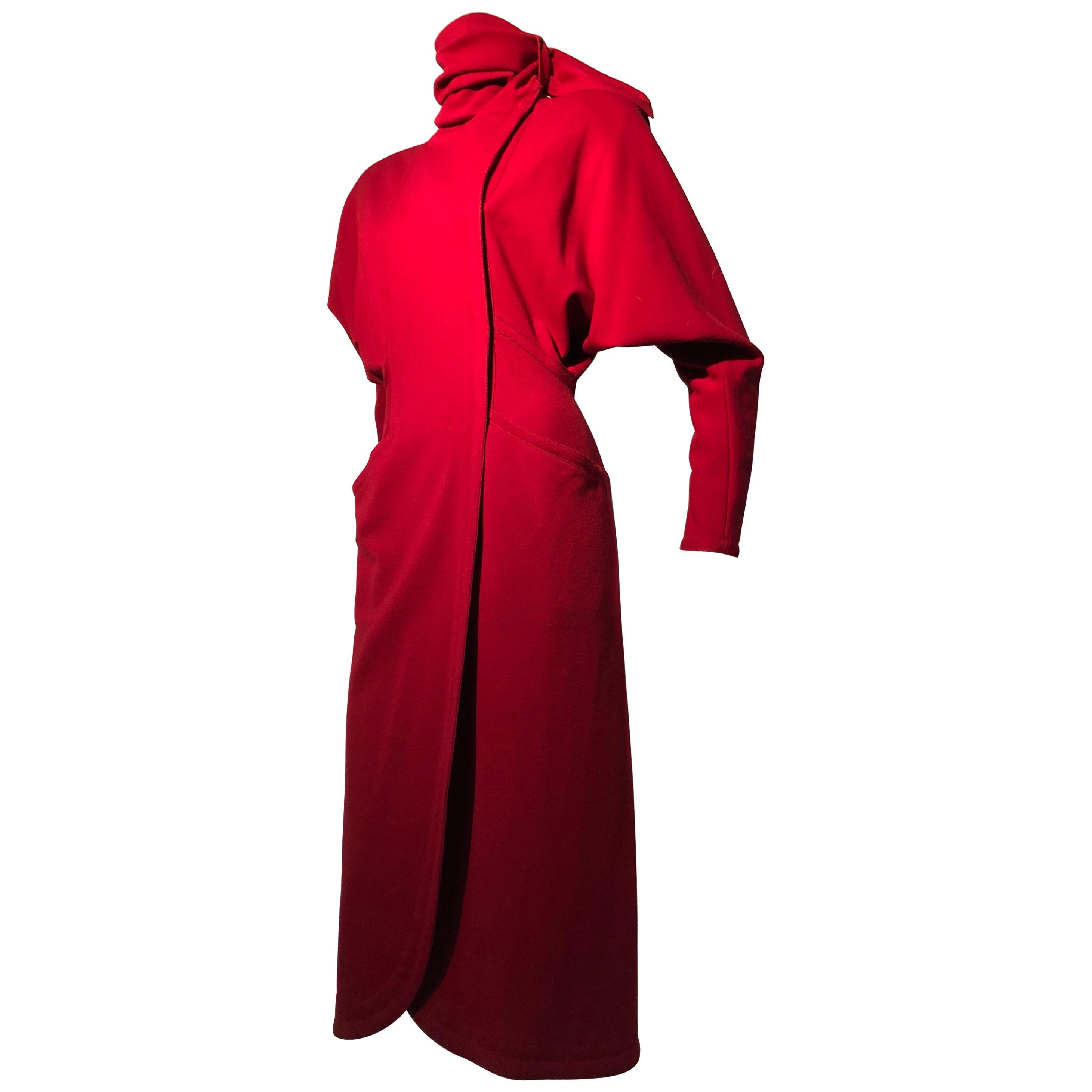 1980er Gianni Versace lebhaftes rotes Wollmantelkleid im Wickelstil mit angehängtem Foulard im Angebot