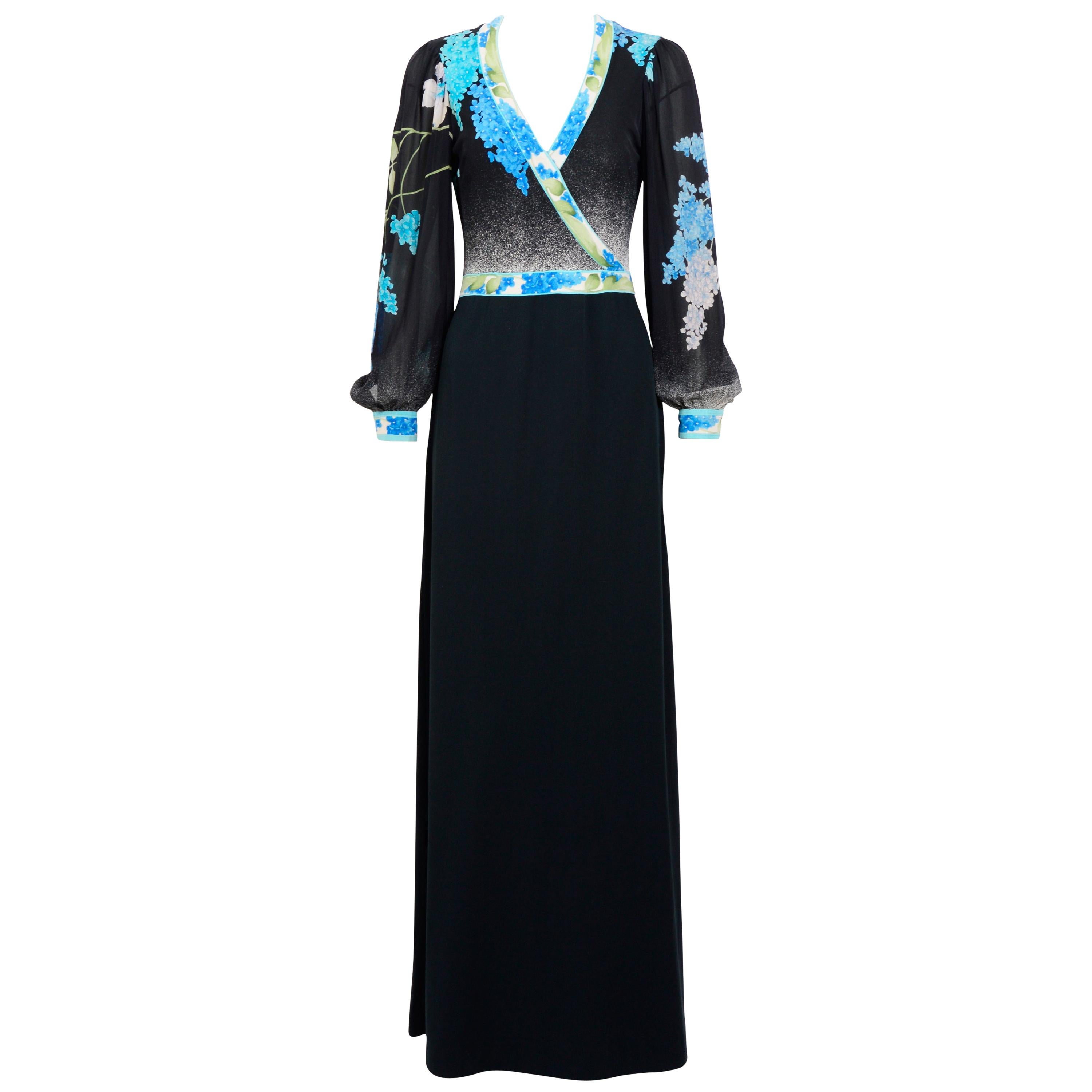 Leonard Vintage 1970er signiertes Maxikleid mit blauer Blume aus 100% schwarzem Seidenjersey im Angebot