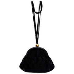 Magnifique sac de soirée Chanel en satin matelassé et cuir noir, années 1990