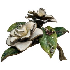 Squisito Objet d'art di Jay Strongwater con fiori di gardenia smaltati e gioiello