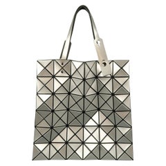 BAO BAO ISSEY MIYAKE Tasche aus PVC-Mesh mit durchsichtigem geometrischem Muster in Silber