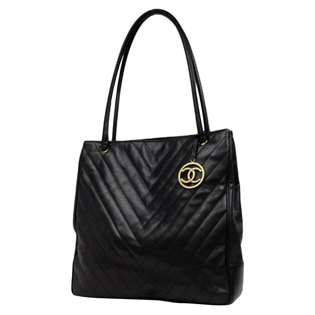 Chanel Médallion Quilted Chevron Tote 216071 Black Leather Shoulder Bag For Sale
