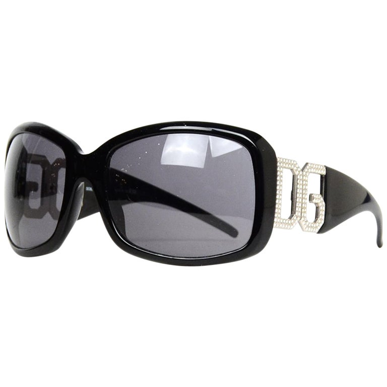 Dolce and Gabbana Schwarze Harz-Sonnenbrille mit Kristall-DG-Logo an den  Armlehnen im Angebot bei 1stDibs