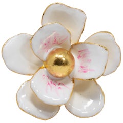 Oscar de la Renta Cocktailring mit weißer und rosafarbener Blume aus Emaille in Gold