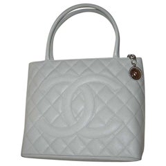 Vintage Chanel Médallion Quilted Caviar 220700 Light Grey ( Rare Color ) Leather Tote