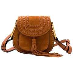 Chloe Caramel Hudson Mini-Umhängetasche aus Wildleder mit Peitschenstickerei