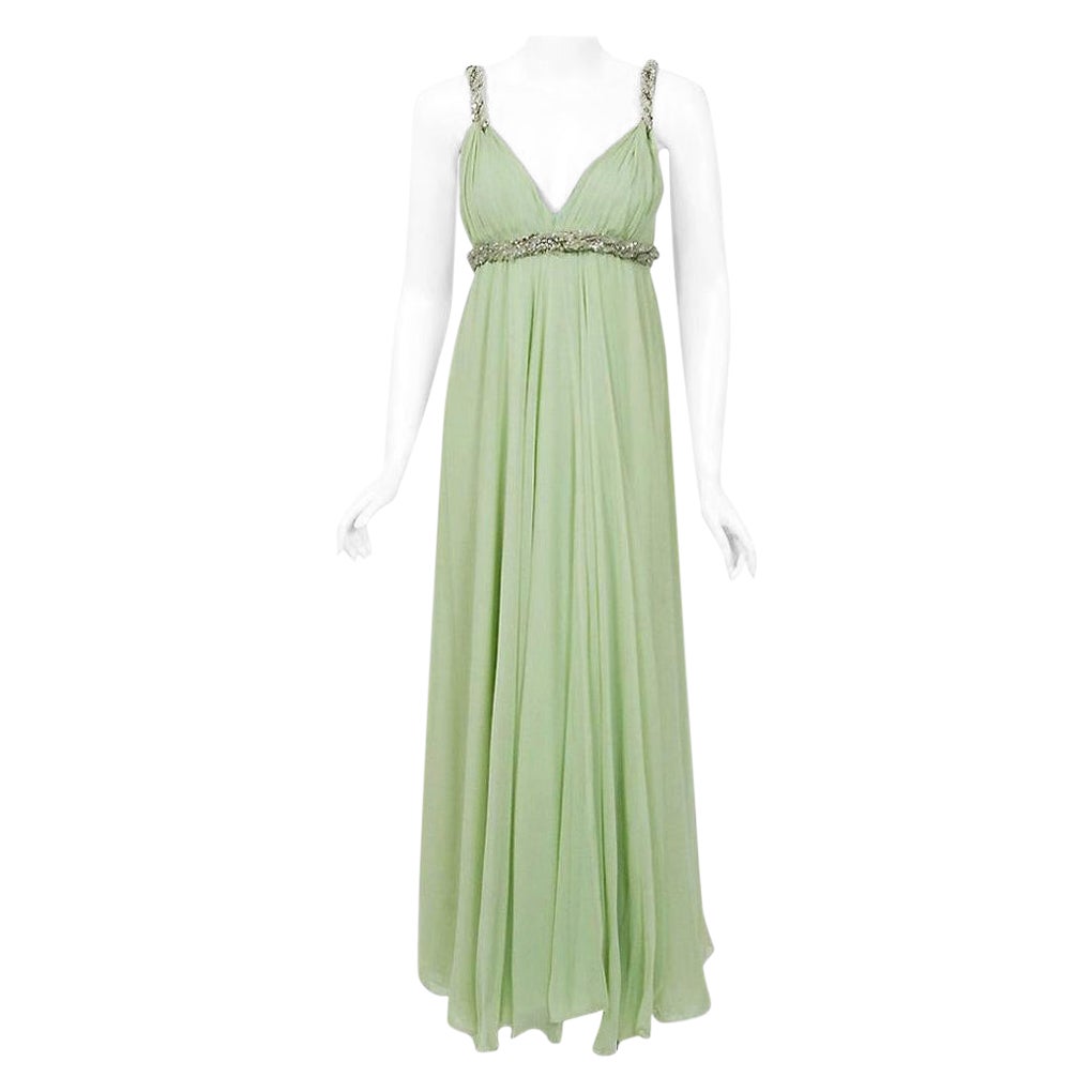 Sarmi Couture - Robe en mousseline de soie verte écume de mer à manches basses et ornée de bijoux, années 1960 en vente