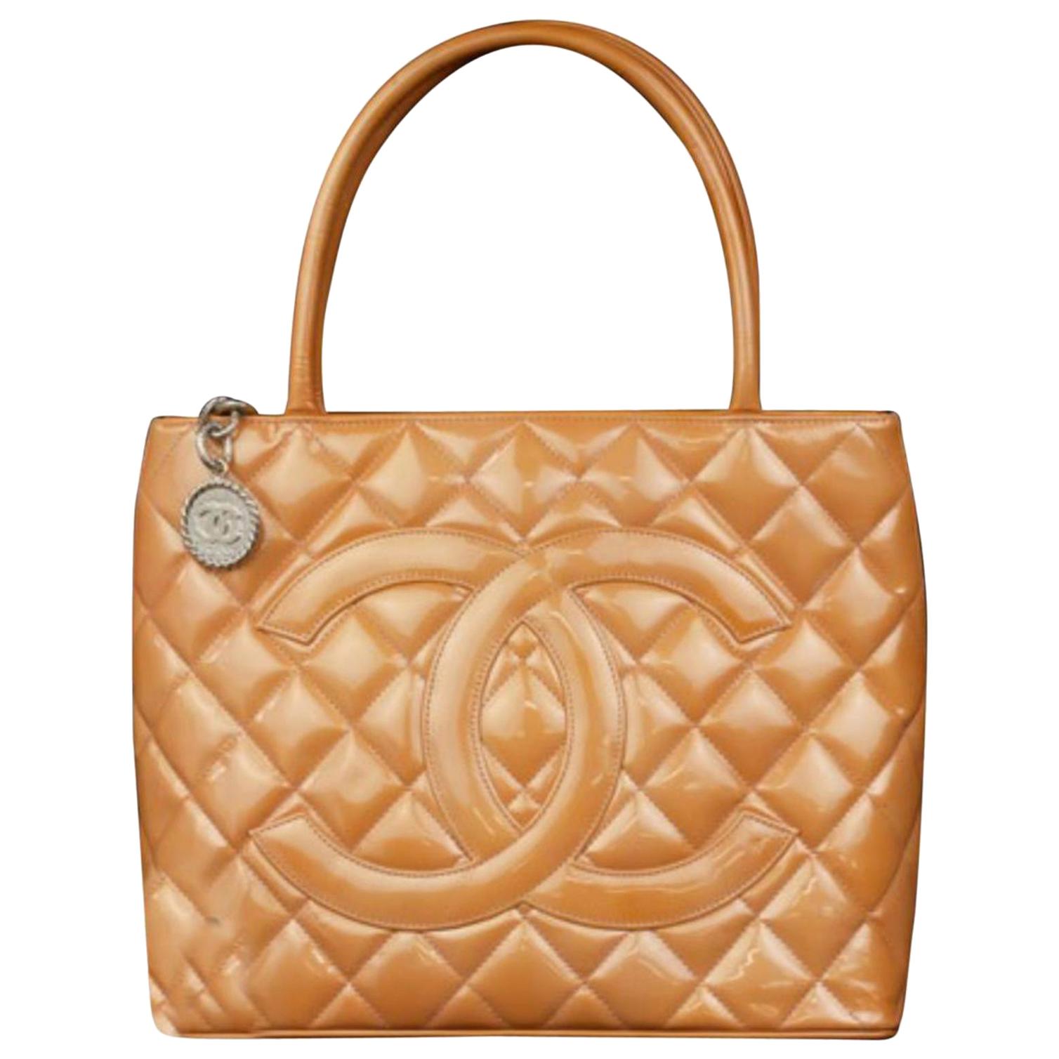 Chanel Médallion 224142 Orange Quilted Patent Leather Tote For Sale