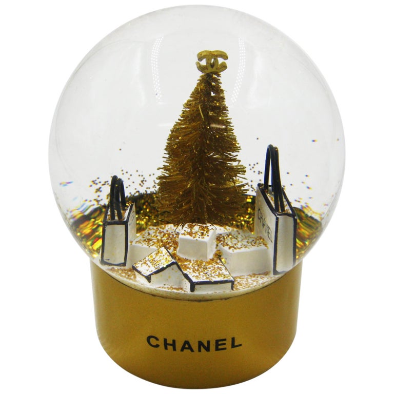 Lot - CHANEL Chanel snow globe in plexiglas