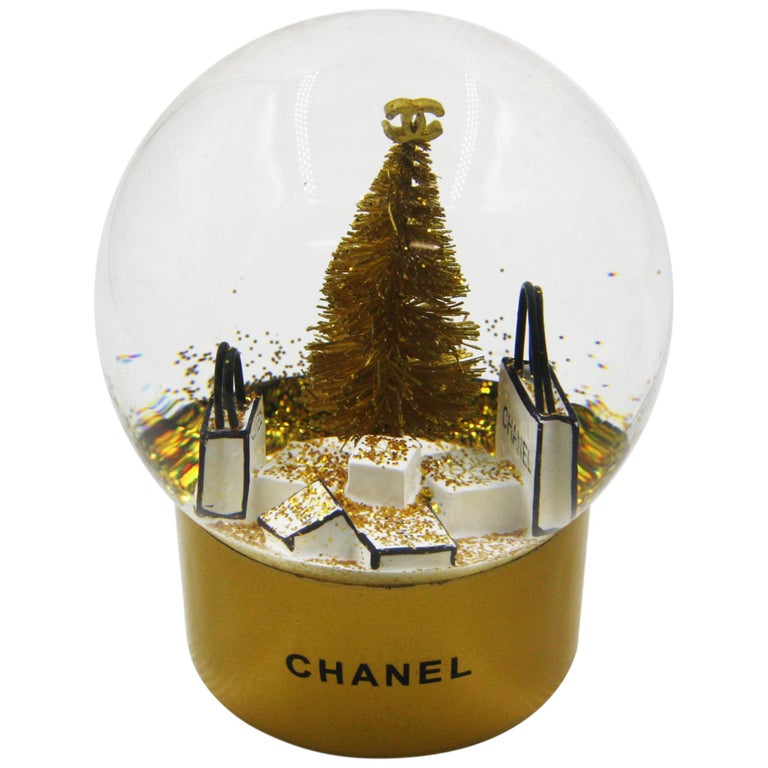 Chanel Snow Globe with Christmas Tree and Shopping Bag operates with Battery For Sale at 1stDibs