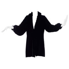 Manteau de soirée vintage en velours noir des années 1910 avec col froncé et manches bouffantes