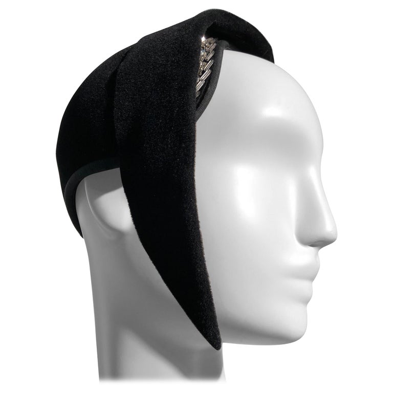 1930s Vogue True Art Deco Black Velvet Sculpted Dramatic Beaded Hat For Sale