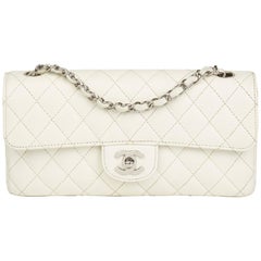 2005 Chanel Sac à rabat simple classique Est-Ouest en cuir blanc caviar matelassé