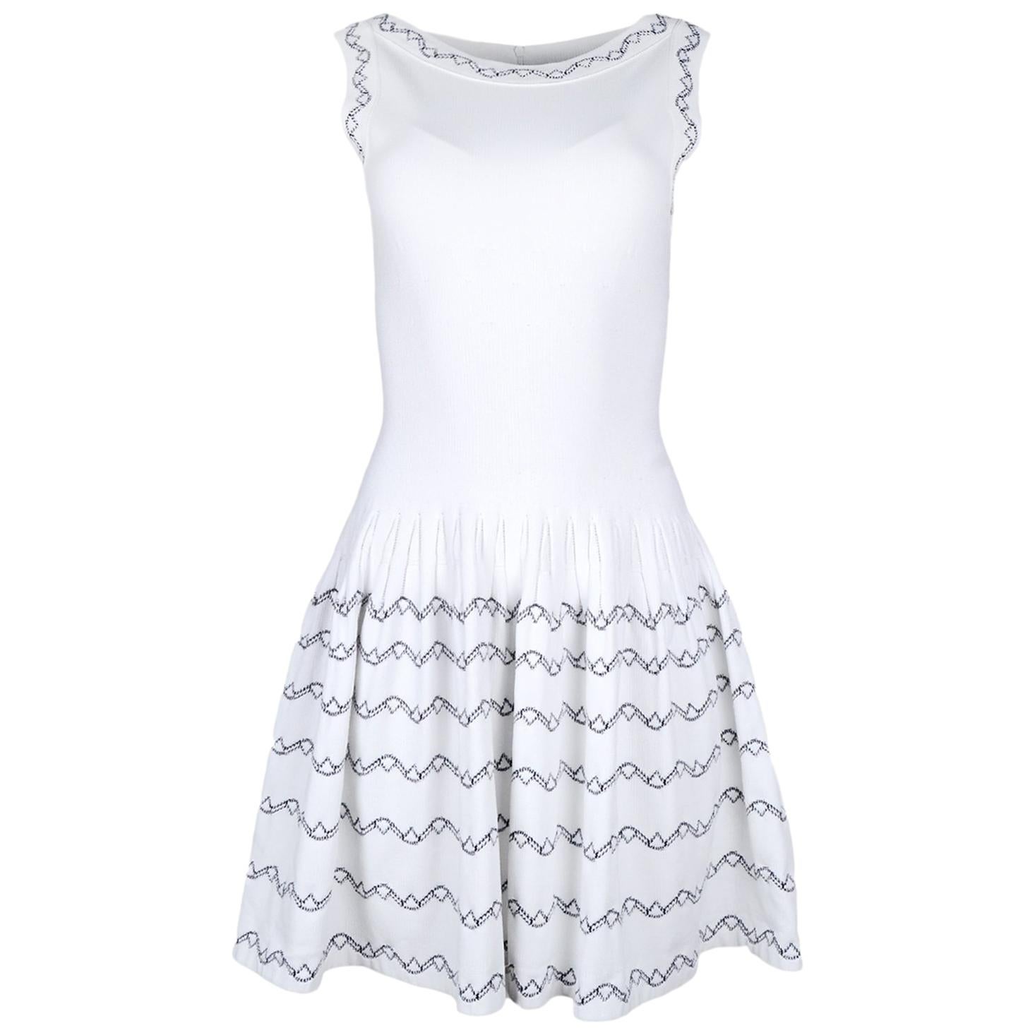 Alaia Weiß Fit & Flare ärmelloses Kleid mit schwarzer Stickerei Gr. 40 im Angebot