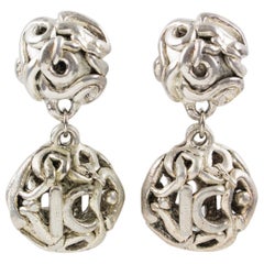 Boucles d'oreilles à clip signées Kalinger Paris avec boule en résine argentée en forme de boule et logo K