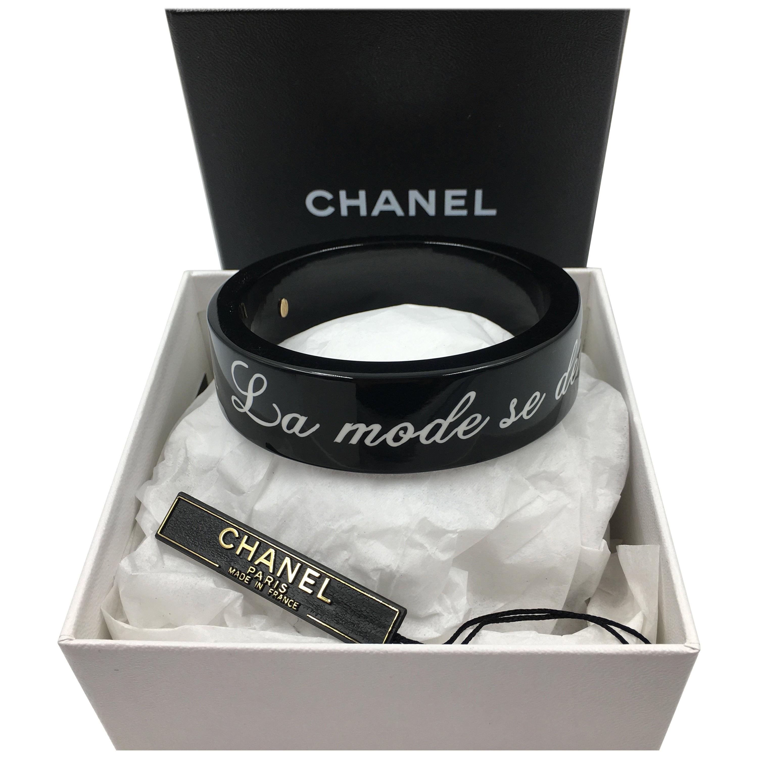Chanel Black Logo Bangle - La Mode se Demode. Le Style Jamais Coco Chanel. Stamped Chanel inside. Made in France. Very good vintage condition. No scratches. 

Measurements is as follows:

Outer diameter- 3 1/8