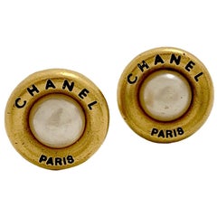 CHANEL Vintage Round Clip-on Earrings in Gilt Metal and Pearl