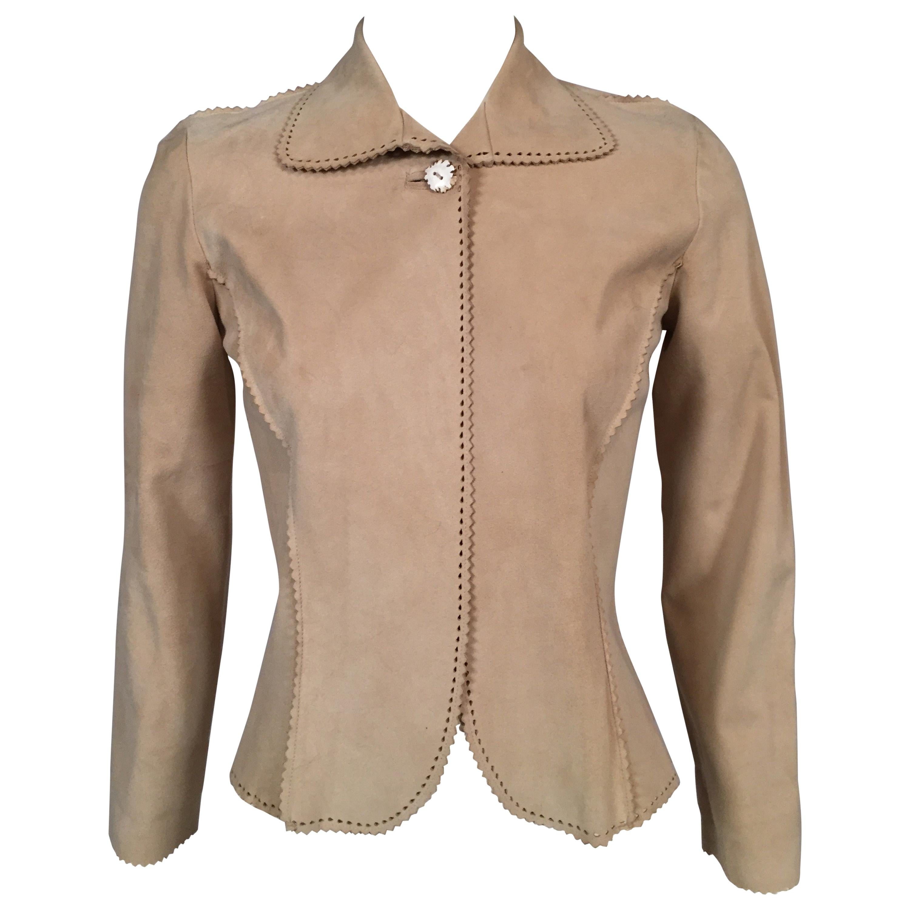 Veste en daim de couleur beige avec motif perforé et bords roses
