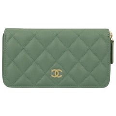 CHANEL Klassische Geldbörse mit Reißverschluss Medium Green Caviar Iridescent mit gebürstetem Gold HW