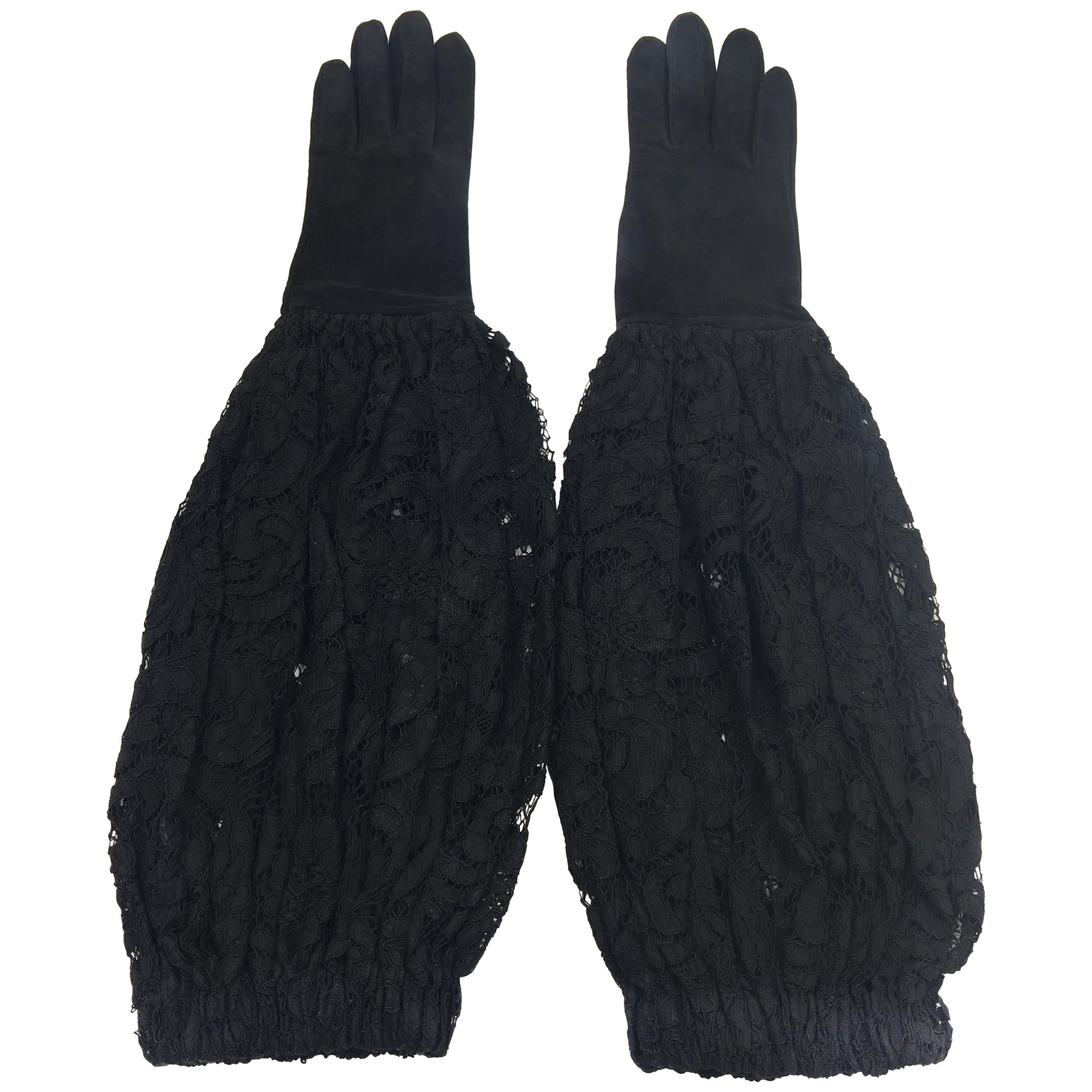 Dior Handschuh aus schwarzem Wildleder und Spitze mit geblümtem Ellbogen  im Angebot