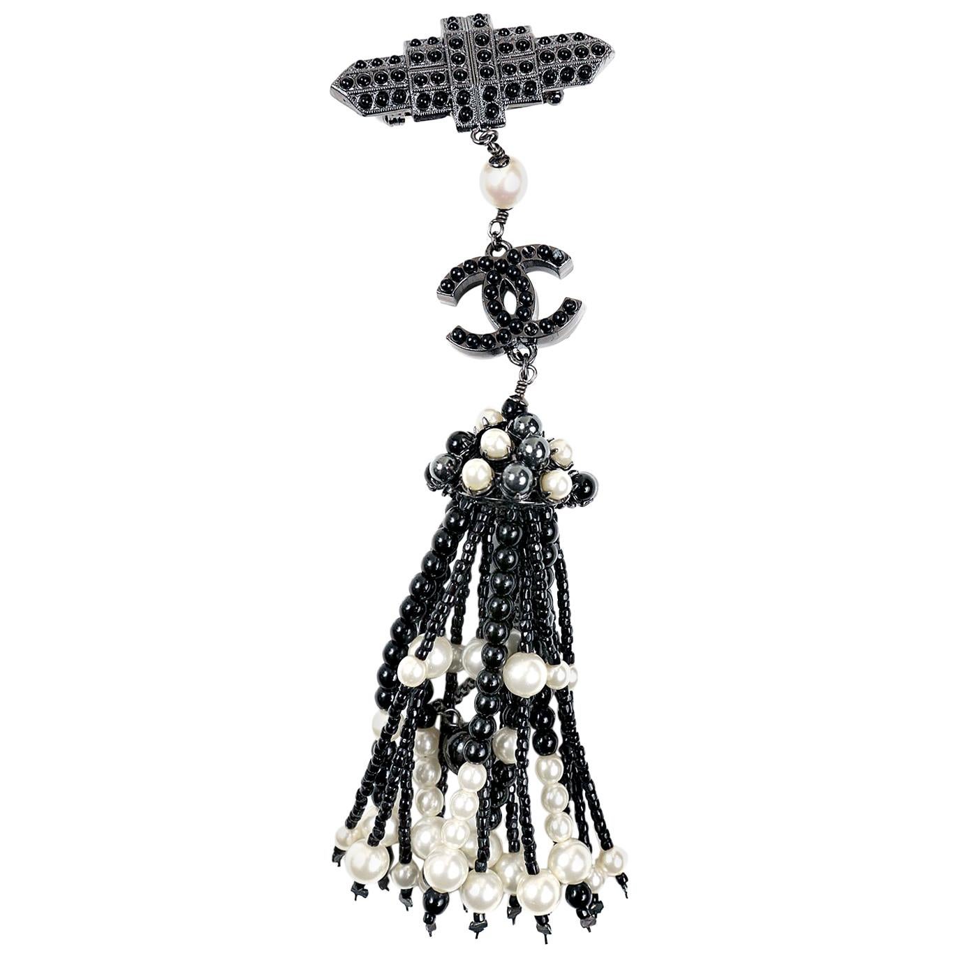 Chanel Black and White Pearl Tassel CC Pin For Sale