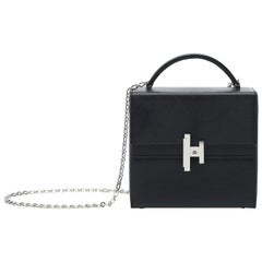 Hermès Cinhetic aus schwarzem Chevre-Leder mit Palladium-Beschlägen. 