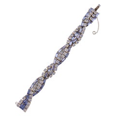 Silbernes versilbertes Twist-Armband mit blauen Baguettes und runden blauen und grauen Mondglocken